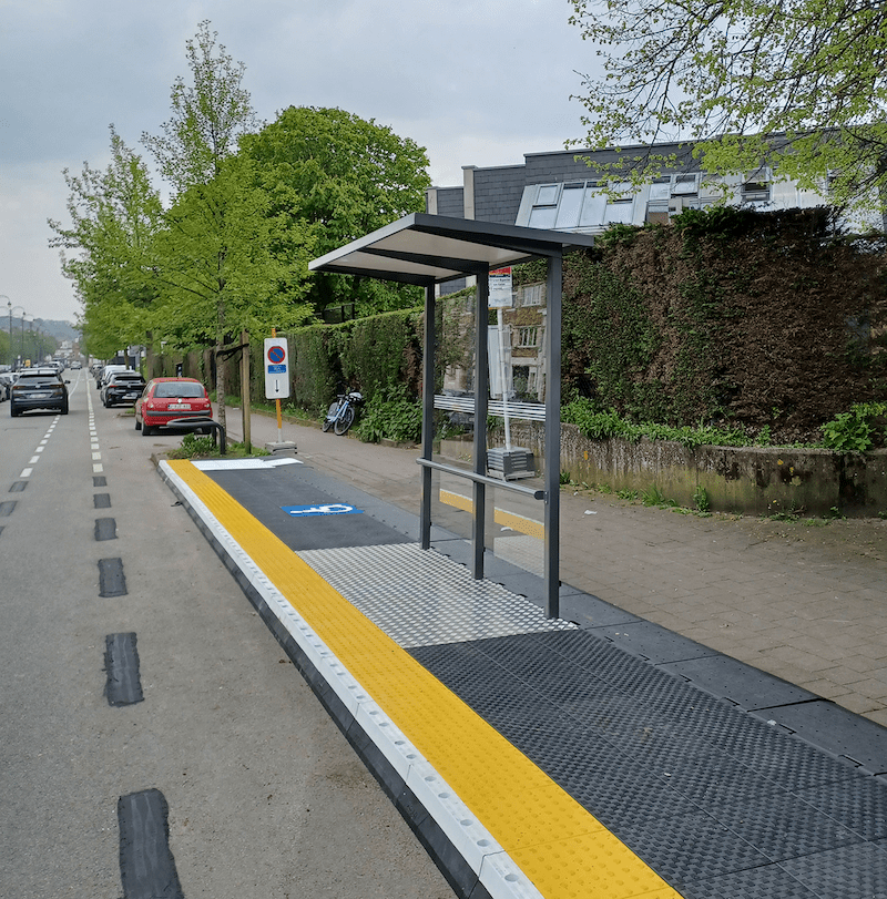 Abribus provisoire sur quai provisoire modulable ZICLA® en prolongement trottoir