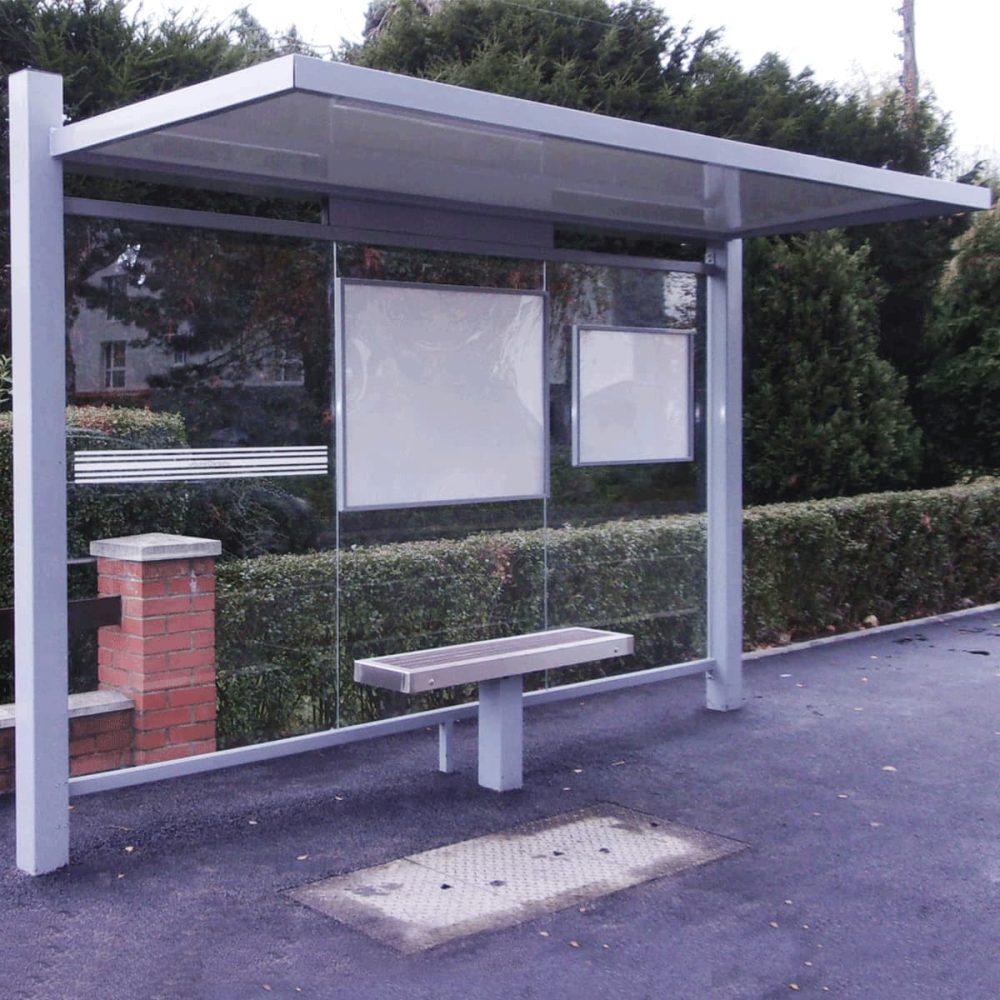 Abri bus CIRRUS auvent avec parois vitrées, banc bi-matière, cadre plan réseau et plan horaires pour la SMT Douai Abri bus CIRRUS auvent avec parois vitrées, banc bi-matière, cadre plan réseau et plan horaires pour la SMT Douai