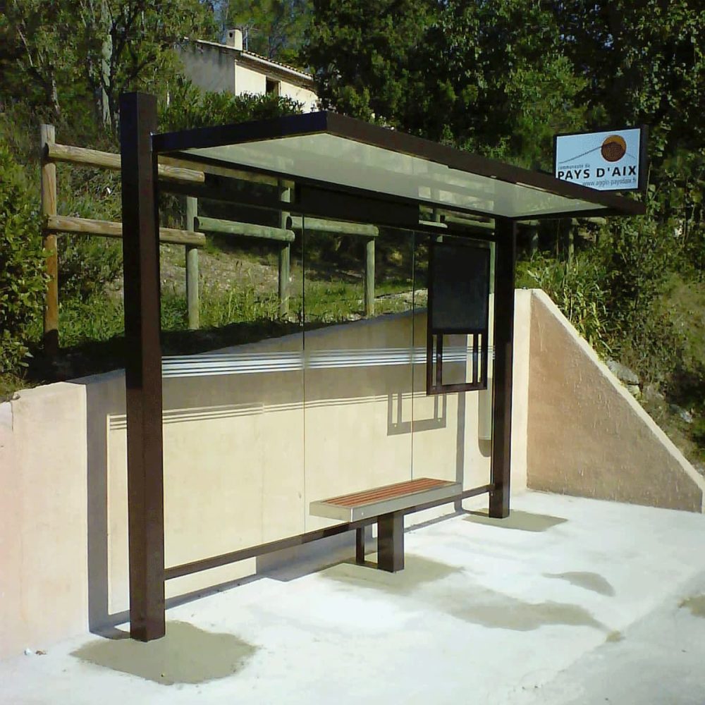 Abribus CIRRUS Auvent banc bi-matière, tête d'abri et cadre horaires pour Aix Marseille Provence Métropole Abribus CIRRUS Auvent banc bi-matière, tête d'abri et cadre horaires pour Aix Marseille Provence Métropole