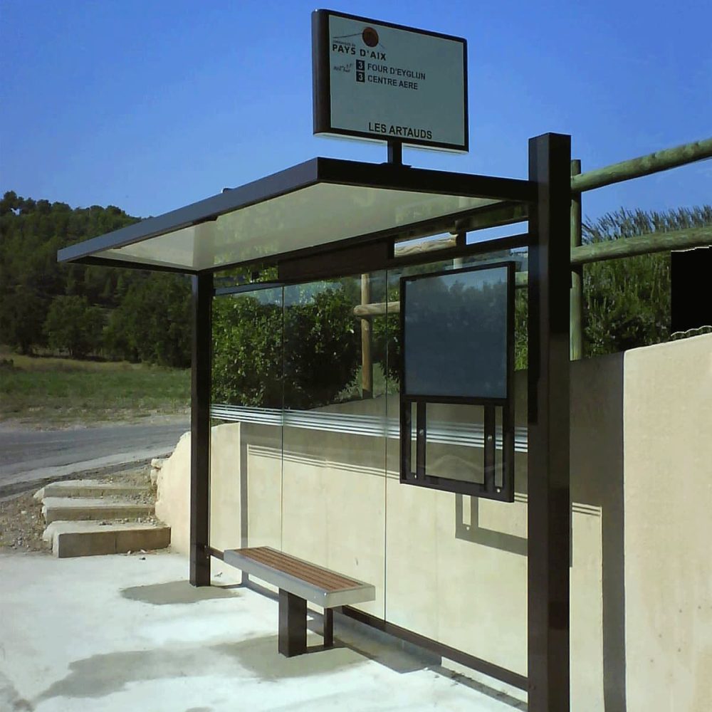 Abribus CIRRUS auvent Urbanéo pour Aix Marseille Provence Métropole avec tête d'abri, banc bi-matière et cadre plan réseau et horaires Abribus CIRRUS auvent Urbanéo pour Aix Marseille Provence Métropole avec tête d'abri, banc bi-matière et cadre plan réseau et horaires