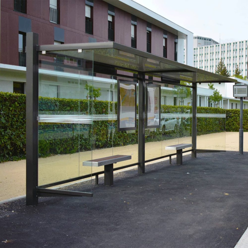 Mobilité urbaine - Abri bus CIRRUS double Urbanéo pour agglomération de blois avec banc métal et cadres horaires Mobilité urbaine - Abri bus CIRRUS double Urbanéo pour agglomération de blois avec banc métal et cadres horaires