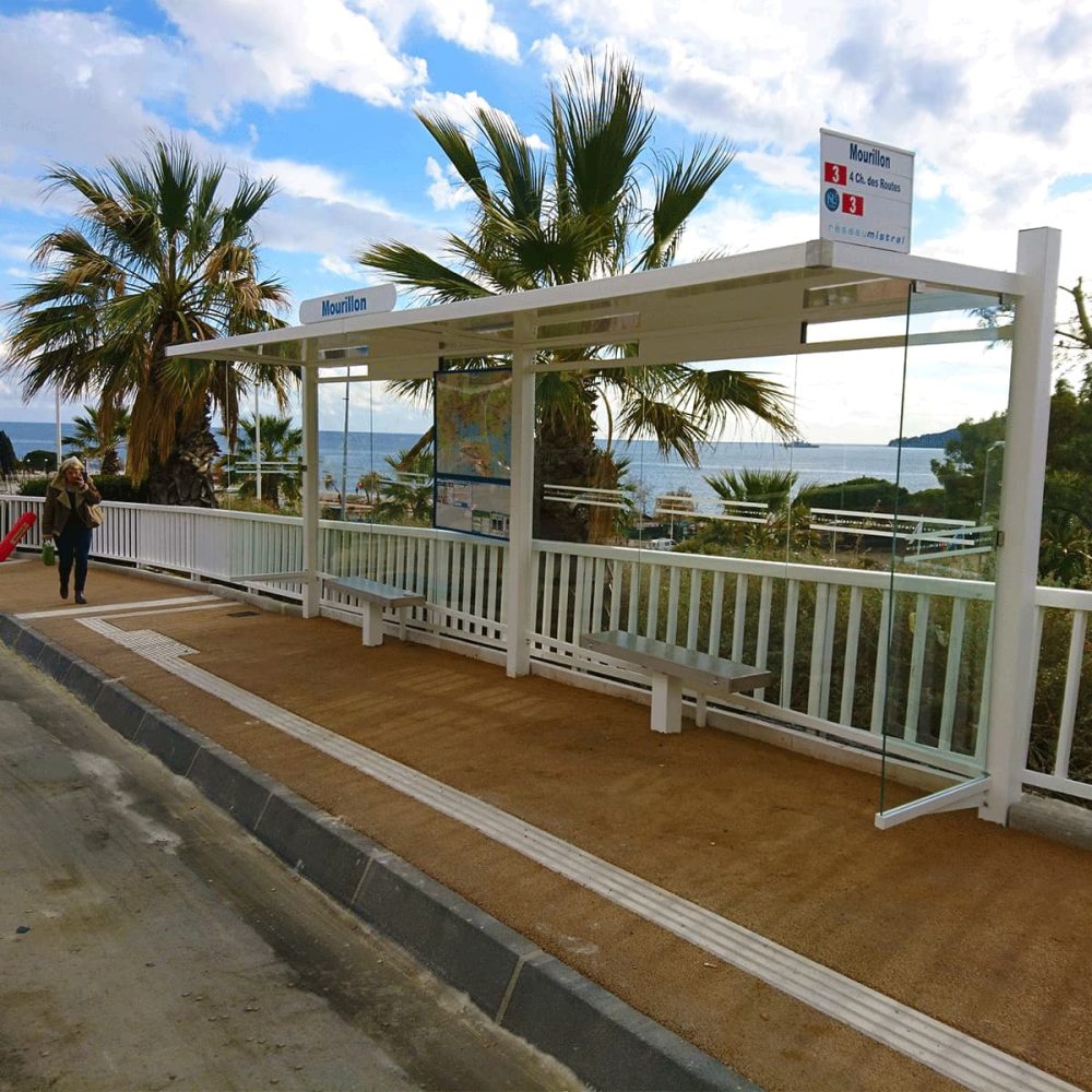 Abri voyageurs CIRRUS double Urbanéo blanc avec tête d'abri et banc bi-matière ligne de bus Toulon Provence Métropole Abri voyageurs CIRRUS double Urbanéo blanc avec tête d'abri et banc bi-matière ligne de bus Toulon Provence Métropole