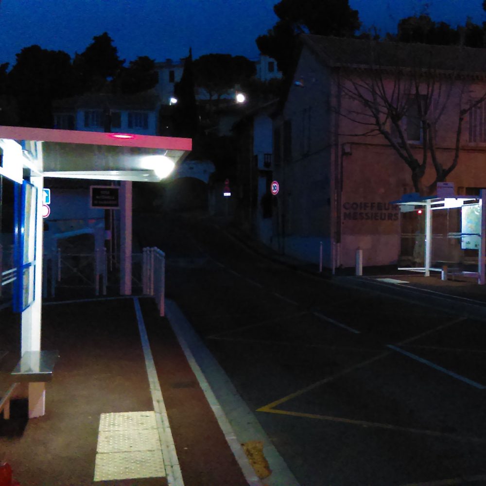 Abri voyageurs CIRRUS solaire Urbanéo avec panneaux photovoltaïque pour Toulon Provence Métropole