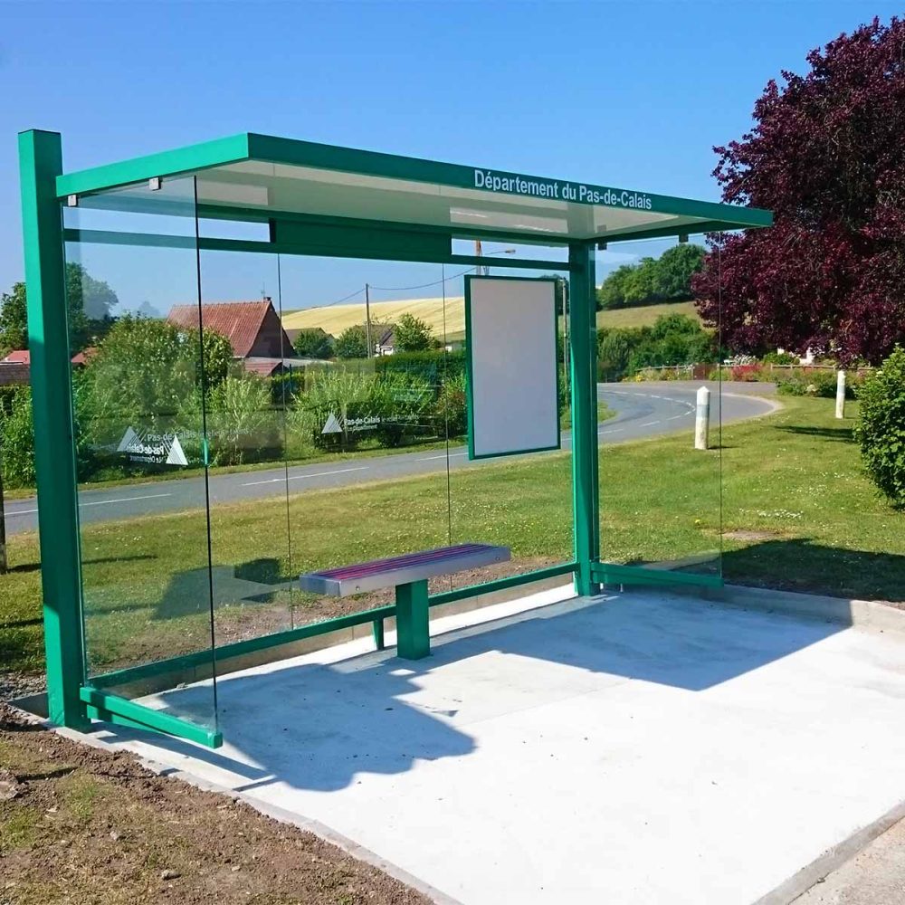 Urbanéo Abribus CIRRUS standard du département du Pas de Calais - 62 verre avec signalétique pour afficher point d'arrêt du réseau de transport en commun
