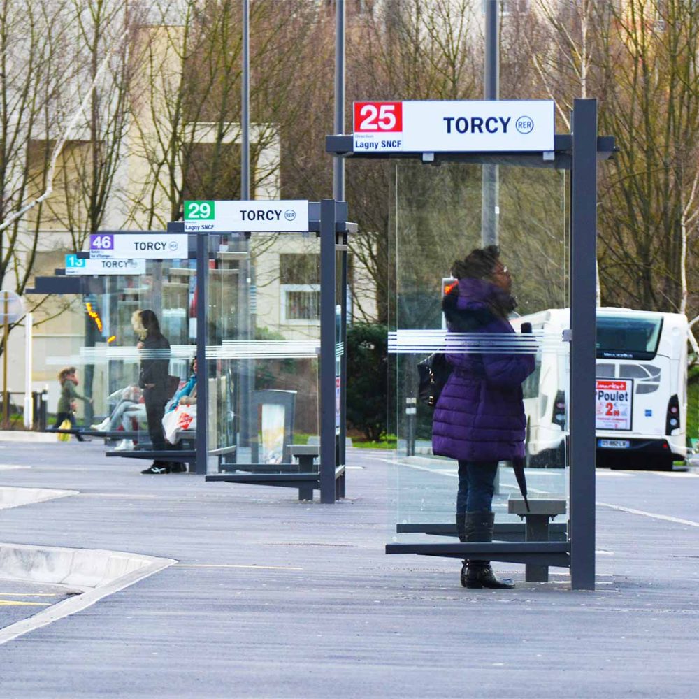 Urbanéo Abribus CIRRUS standard pour la Gare de Torcy avec signalétique des points d'arrêt et parois vitrés