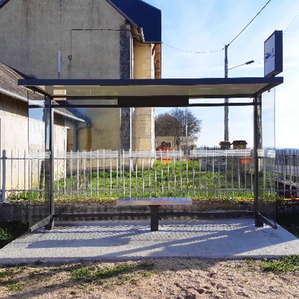 Abribus Urbanéo CIRRUS standard avec banc métal et tête d'abri pour afficher le point d'arrêt pour la région Centre Val de Loire