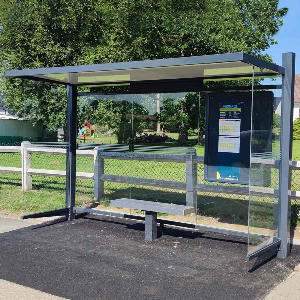 Urbanéo Abribus CIRRUS standard avec banc et cadre horaire pour réseau transport collectif de la région Normandie
