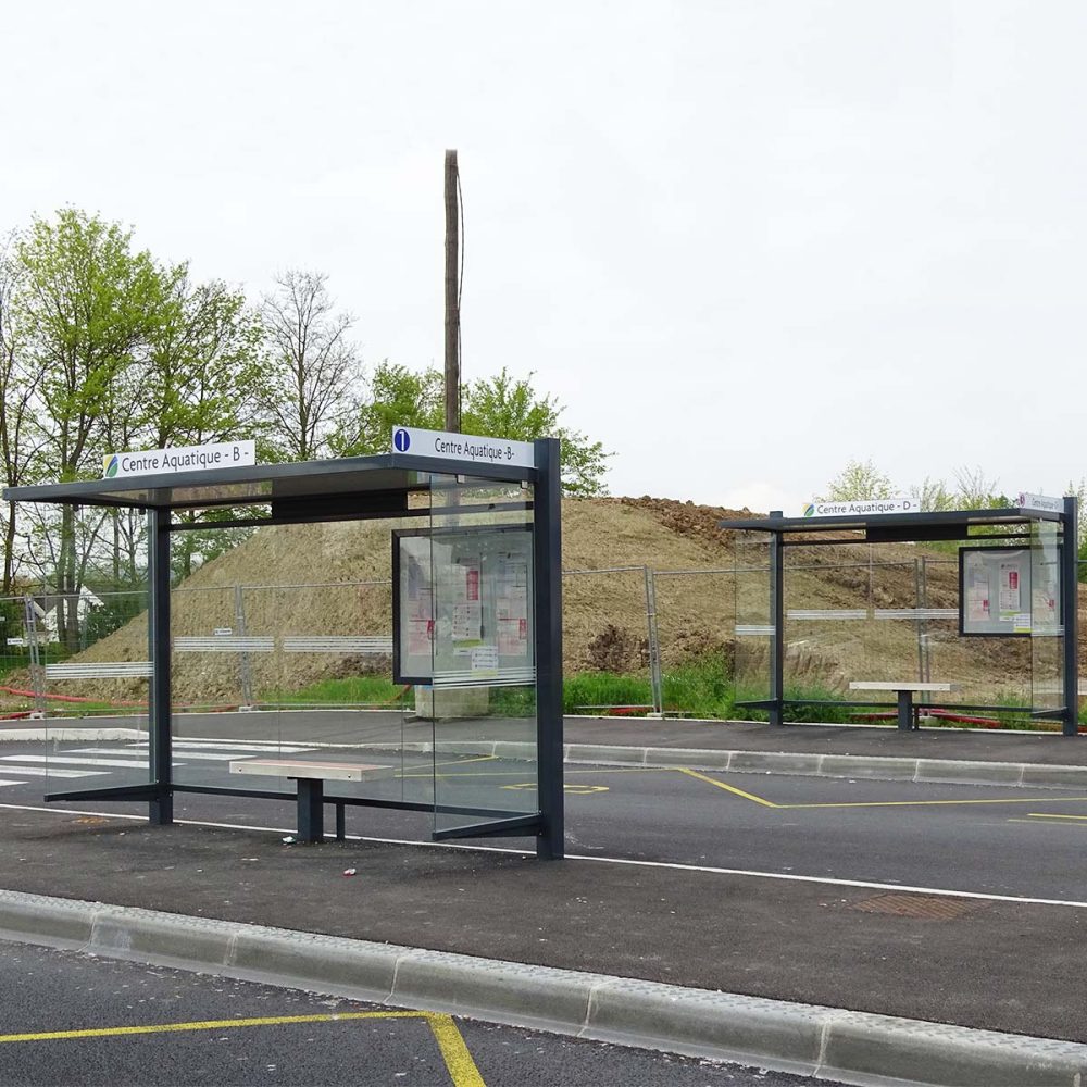 Urbanéo Abribus CIRRUS standard pour CAPSO St Omer avec signalétique pour point d'arrêt, banc et cadre horaires