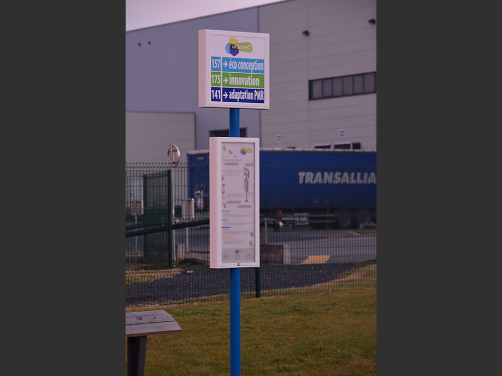 poteau-d'arrêt gayant accessibilité éclairage cadre horaires pour mal voyants