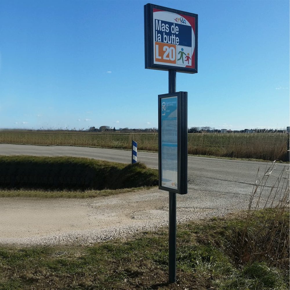 Mobilité urbaine - Poteau Urbanéo GAYANT à Arles - réseau de transport public
