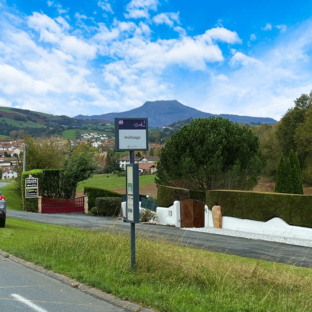 Mobilité urbaine - Poteau d'arrêt Urbanéo GAYANT - transport de voyageurs - Pays Basque
