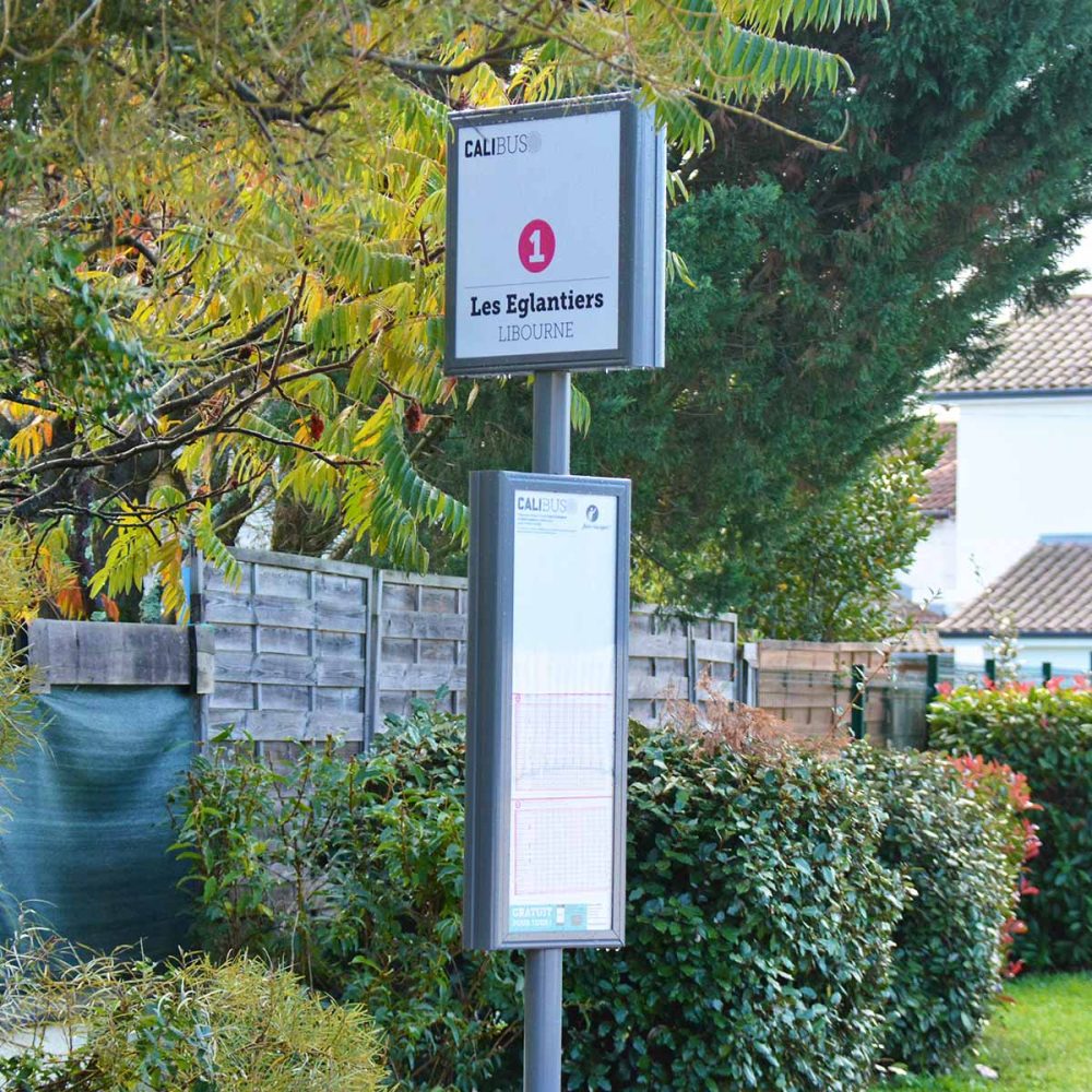 Mobilité urbaine - poteau d'arrêt GAYANT Urbanéo CALI Libourne réseau de transport en commun