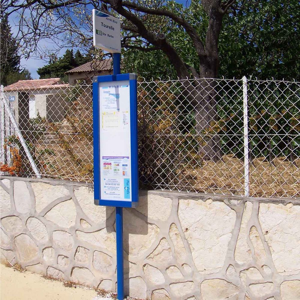 Poteau d'arrêt MISTRAL EVO Urbanéo bleu installé sur Toulon