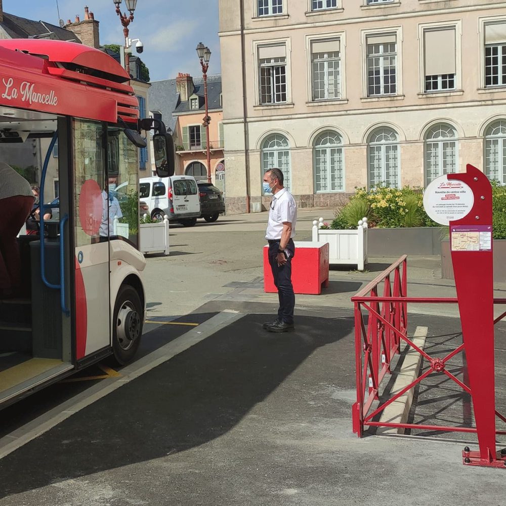 Poteau d'arrêt MEETYS Urbanéo navette centre-ville SETRAM Le Mans Métropole Poteau d'arrêt MEETYS Urbanéo navette centre-ville SETRAM Le Mans Métropole