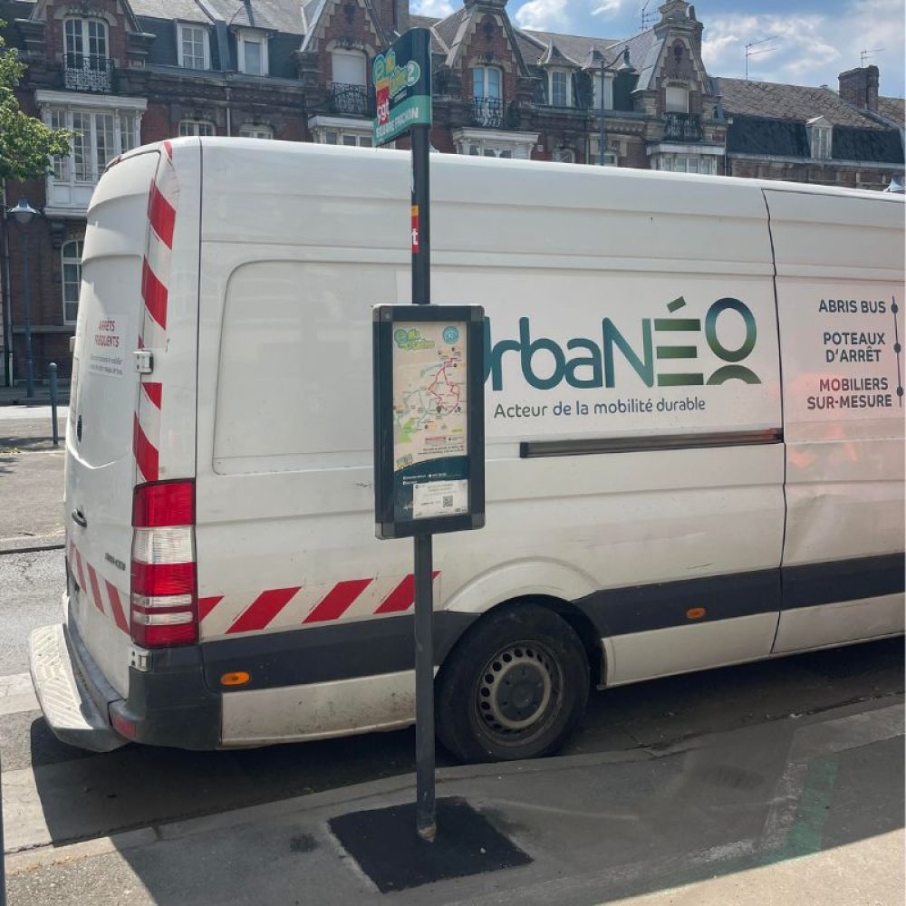 Poteau d'arrêt MISTRAL EVO devant un camion Urbanéo