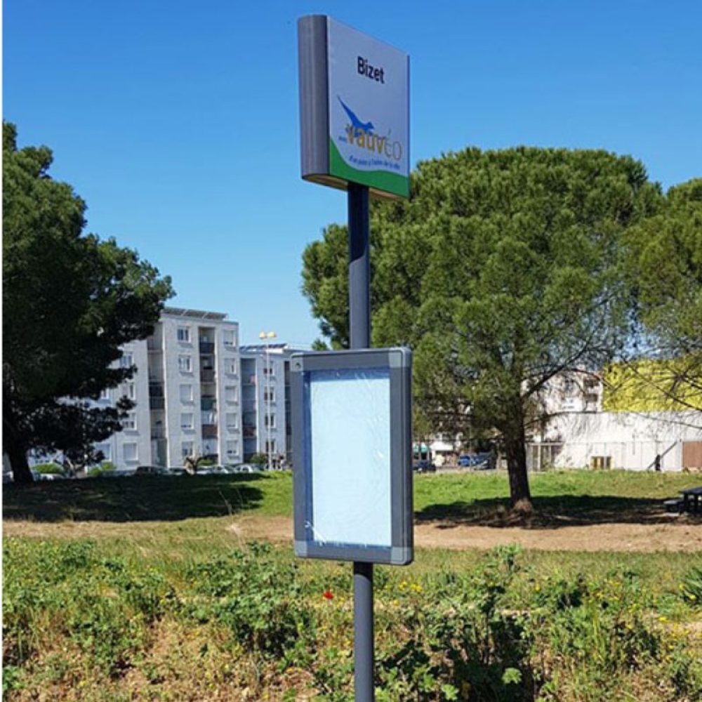 Poteau d'arrêt MISTRAL EVO Urbanéo installé dans la commune de Vauvert