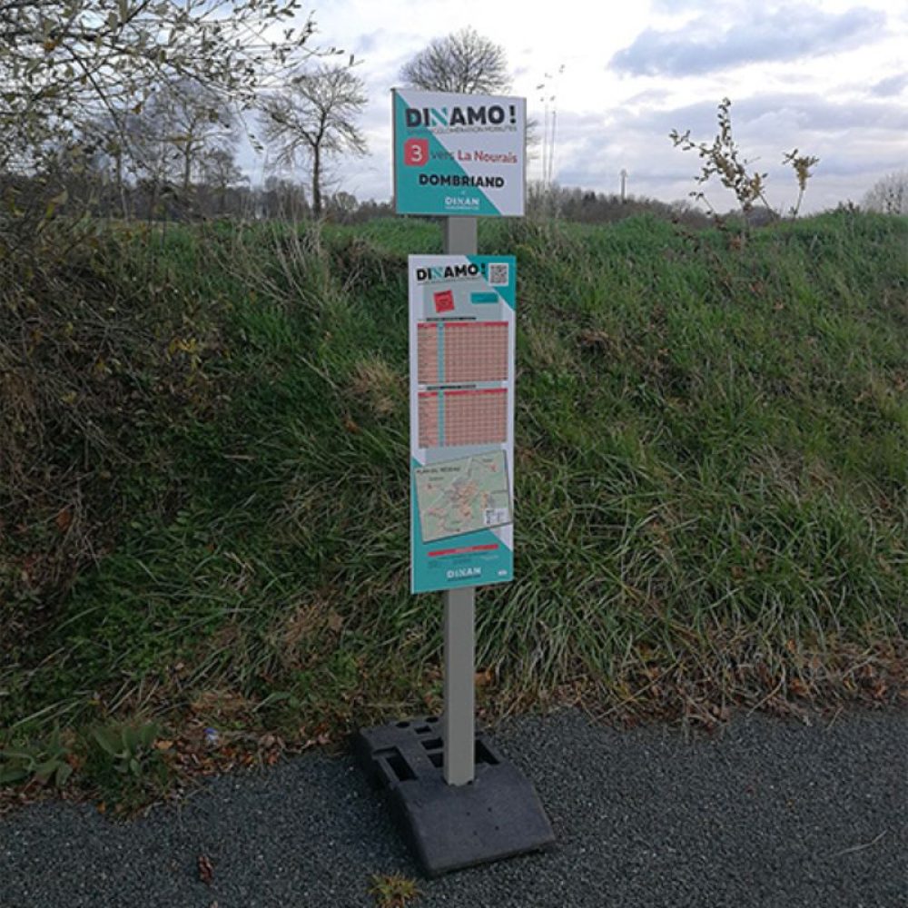 Poteau d'arrêt provisoire BASIC Urbanéo installé pour la commune de DINAN Poteau d'arrêt provisoire BASIC Urbanéo installé pour la commune de DINAN