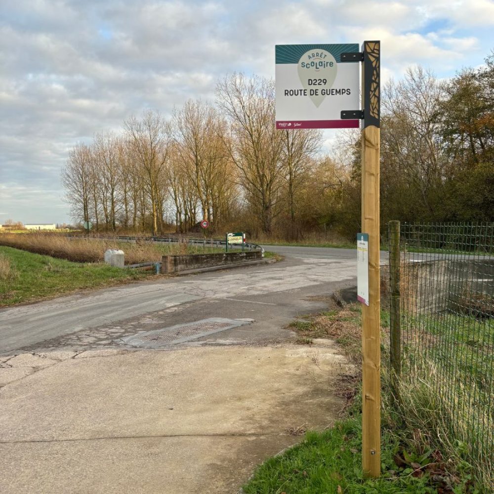 Poteau d'arrêt HYLIA Urbanéo bois et métal réseau scolaire calais