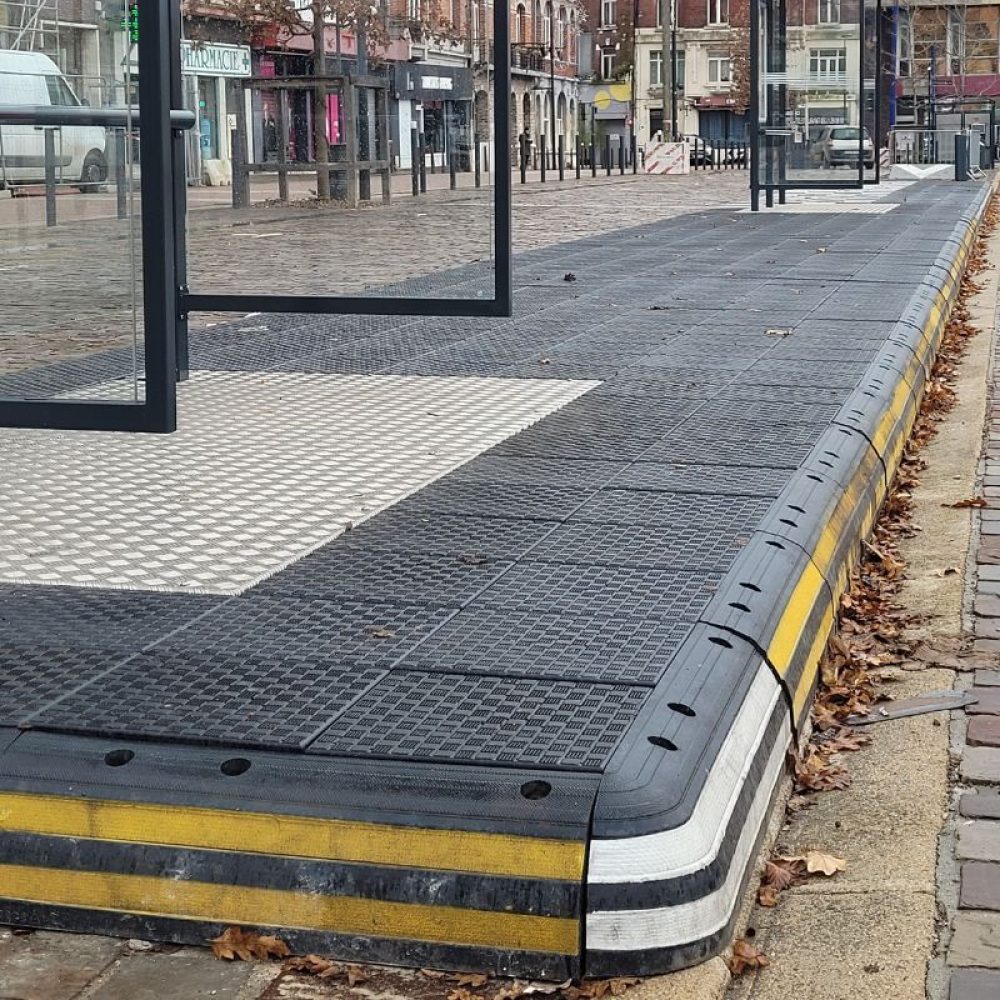 Quai provisoire ilot ZICLA® partenariat exclusif Urbanéo installé pour Artois Mobilité Quai provisoire ilot ZICLA® partenariat exclusif Urbanéo installé pour Artois Mobilité