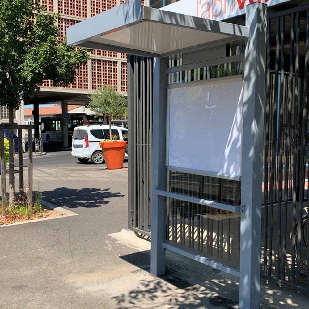 Station d'accueil Urbanéo Gamme CIRRUS Aix Marseille Métropole gris clair avec cadre plan réseau pour réseau de transport bus