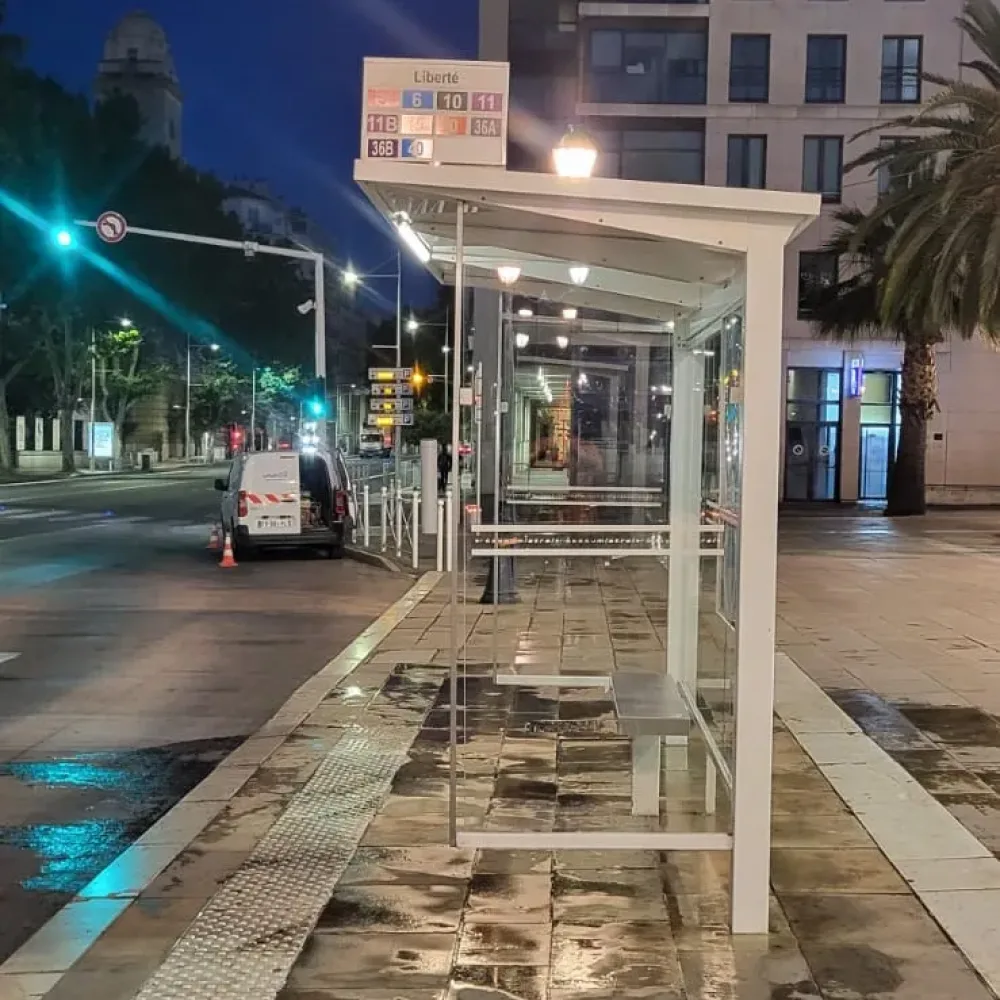 Photo abri bus HELIOS Solaire Urbanéo Photo abri bus HELIOS Solaire Urbanéo