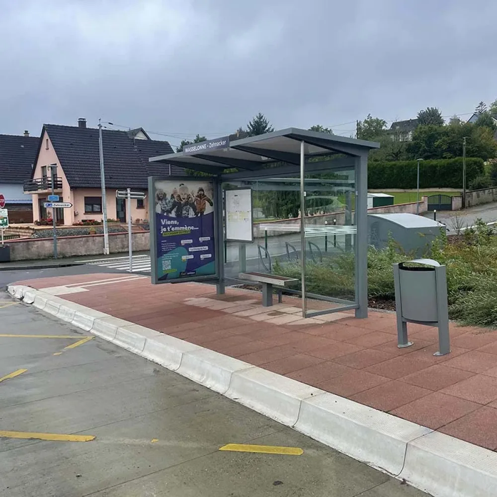 Photo abribus Urbanéo HELIOS à caisson publicitaire installé dans la Région Grand Est