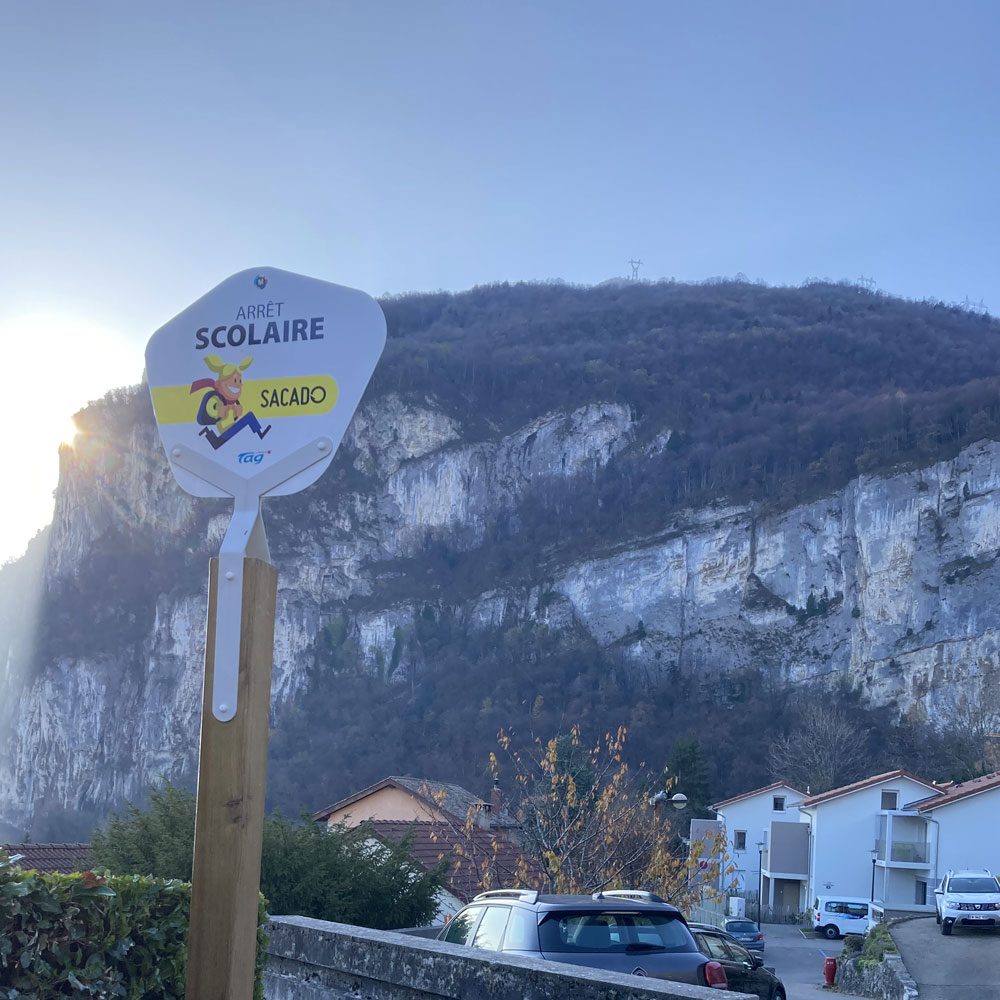 Poteau d'arrêt Rhéa Urbanéo bois pour le syndicat mixte de l'agglomération de grenoble