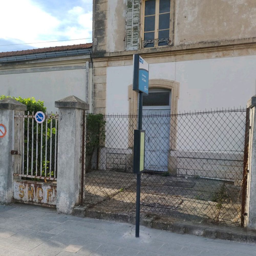 Poteau d'arrêt Urbanéo ERIS département du Var Poteau d'arrêt Urbanéo ERIS département du Var