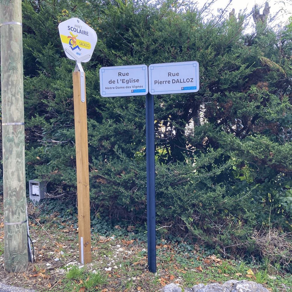 Poteau scolaire urbanéo Rhéa bois reseau tag