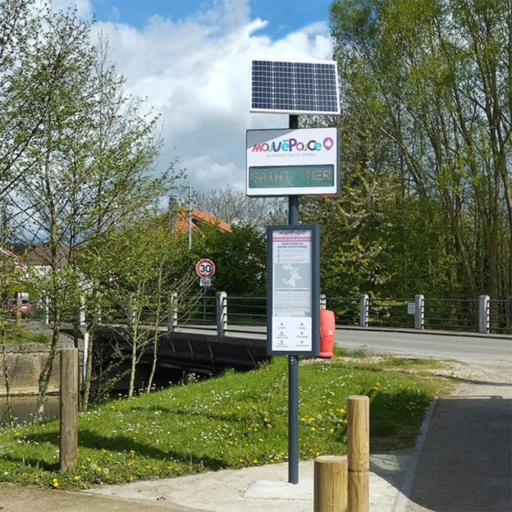 Photo poteau covoiturage spontané Urbanéo pour la CAPSO - mobilité partagée