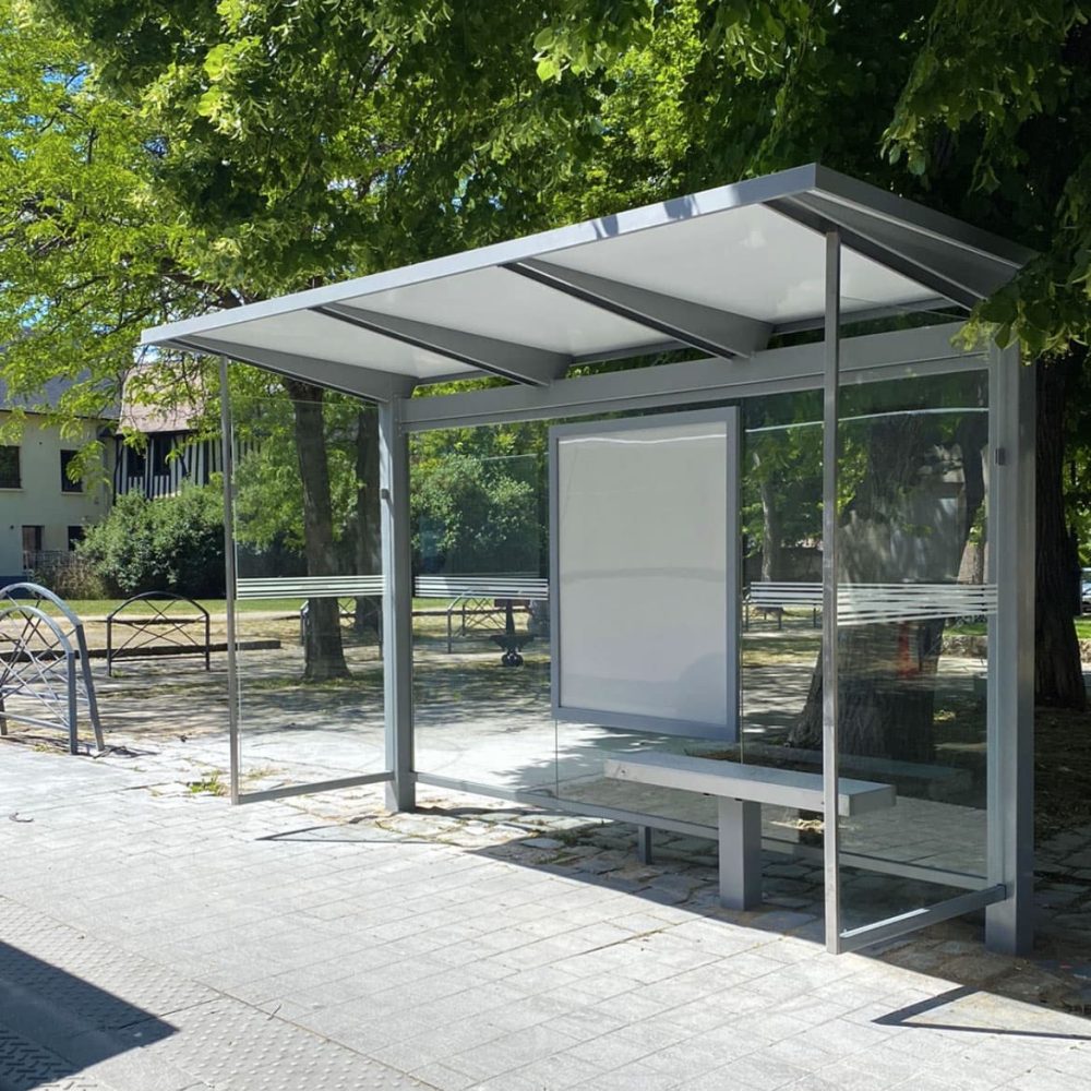 Cadre d'affichage pour informations voyageurs dans un abri voyageurs HELIOS Urbanéo