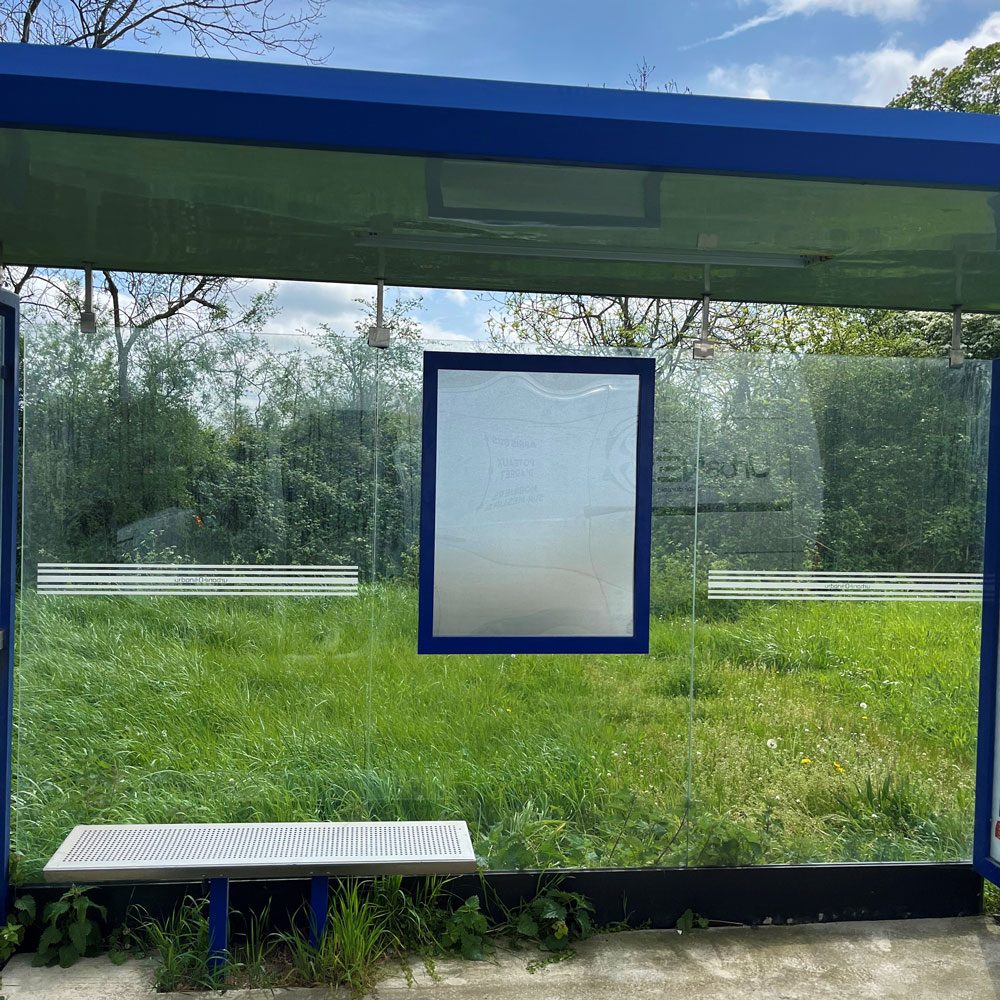 Cadre d'affichage Urbanéo pour abri bus avec ouverture à l'italienne