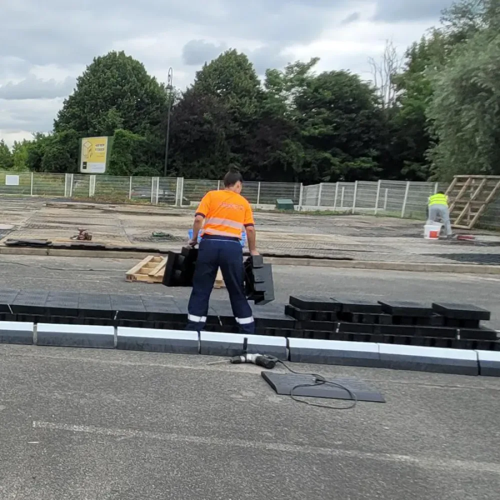 Technicienne Urbanéo en pose d'un quai provisoire modulable Zicla pour le maintien de transport de voyageurs pendant les JO 2024 Technicienne Urbanéo en pose d'un quai provisoire modulable Zicla pour le maintien de transport de voyageurs pendant les JO 2024