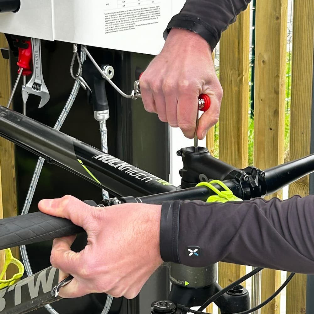 Mobilité douce Station de gonflage et de réparation Urbanéo outils réparation et entretien