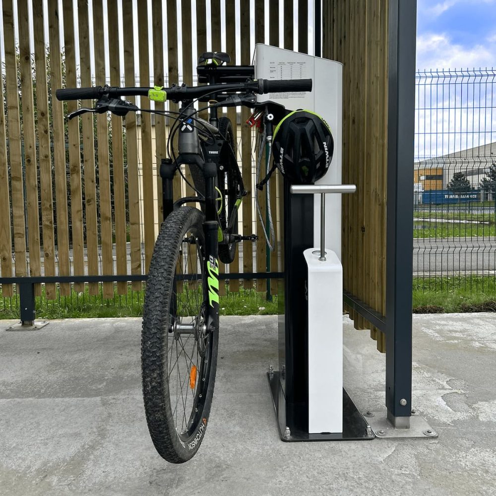 Station gonflage réparations Urbanéo pompe gonflage avec vélo de profil