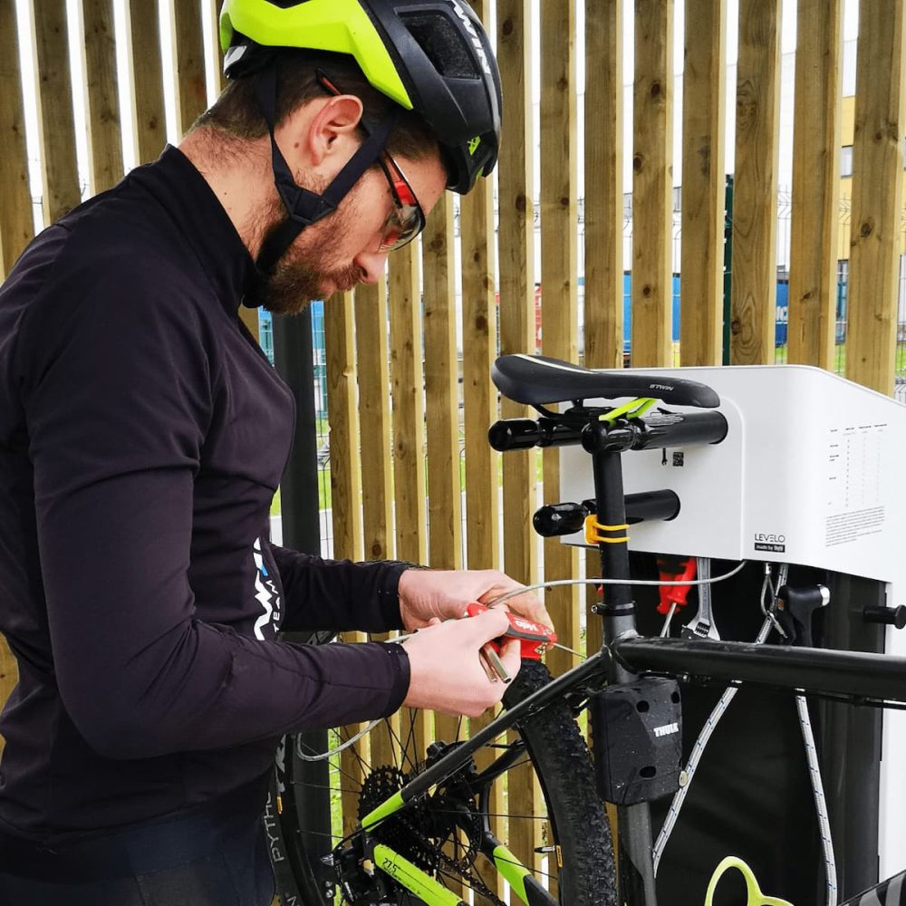 Mobilité douce Urbanéo Station de gonflage réparations homme réparation vélo