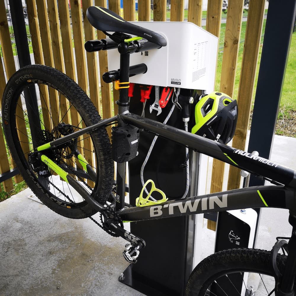 Mobilité douce Station de gonflage et de réparation Urbanéo photo mobilier avec vélo