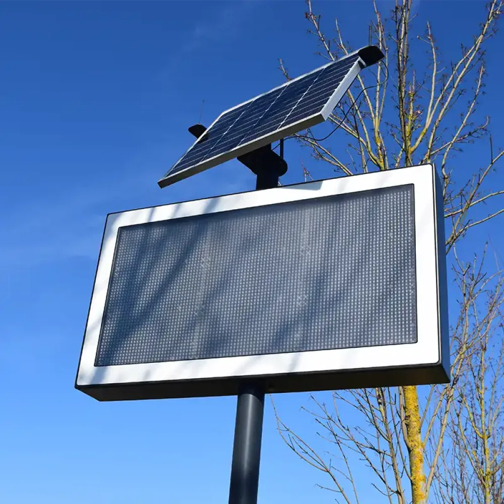 Photo d'un poteau Urbanéo de covoiturage ONORI à grand afficheur solaire installé dans la Communauté d'Agglomération du Pays de St Omer