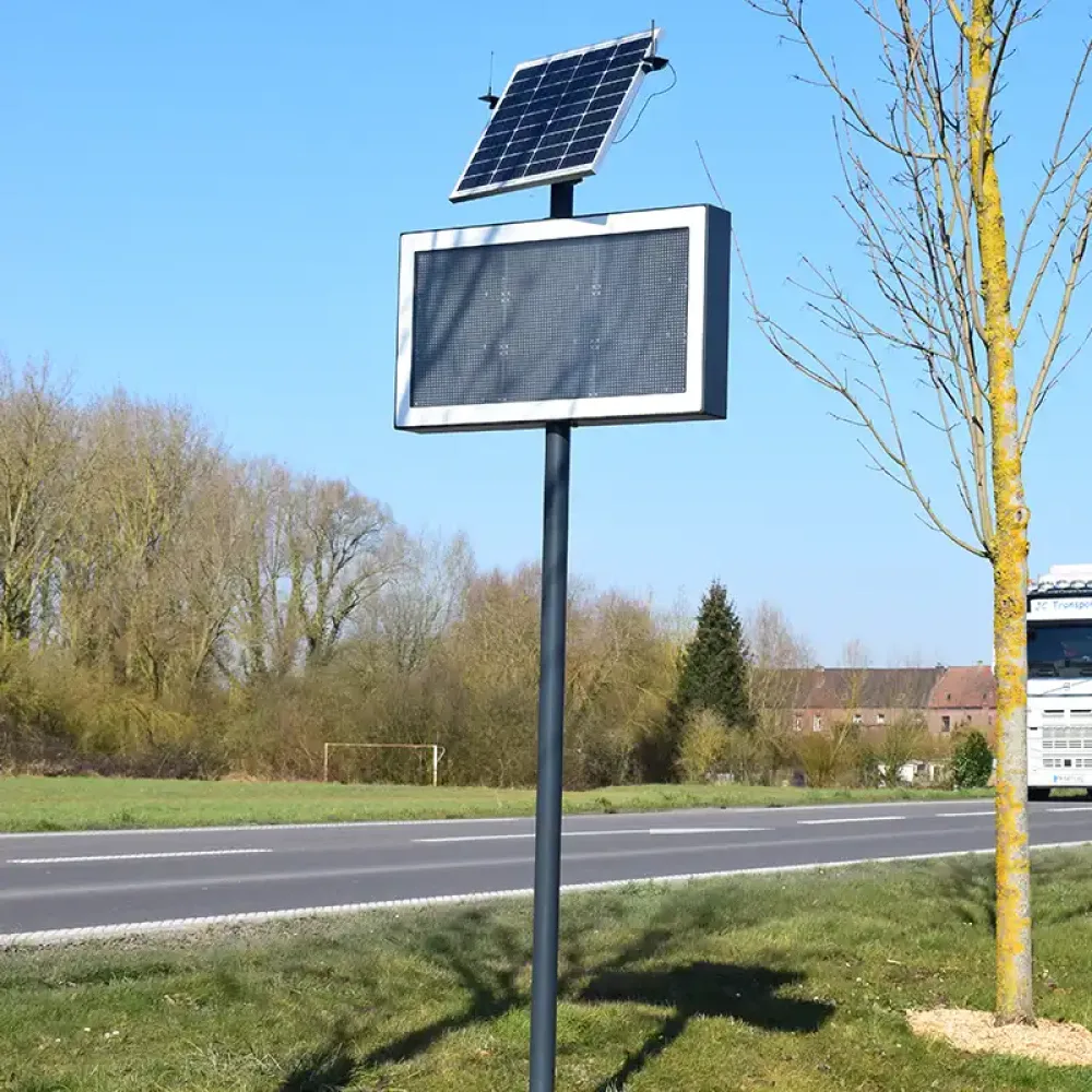 Photo poteau Urbanéo covoiturage ONORI à grand afficheur solaire CAPSO