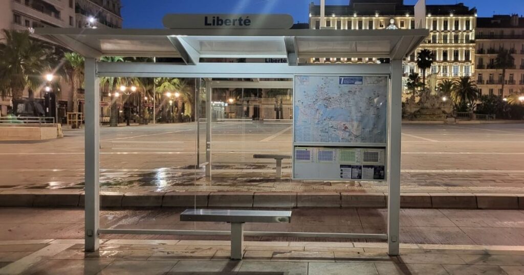 abris bus a toulon fabriqué par urbaneo