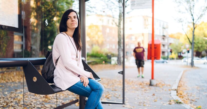 USAGERS QUI attend le bus