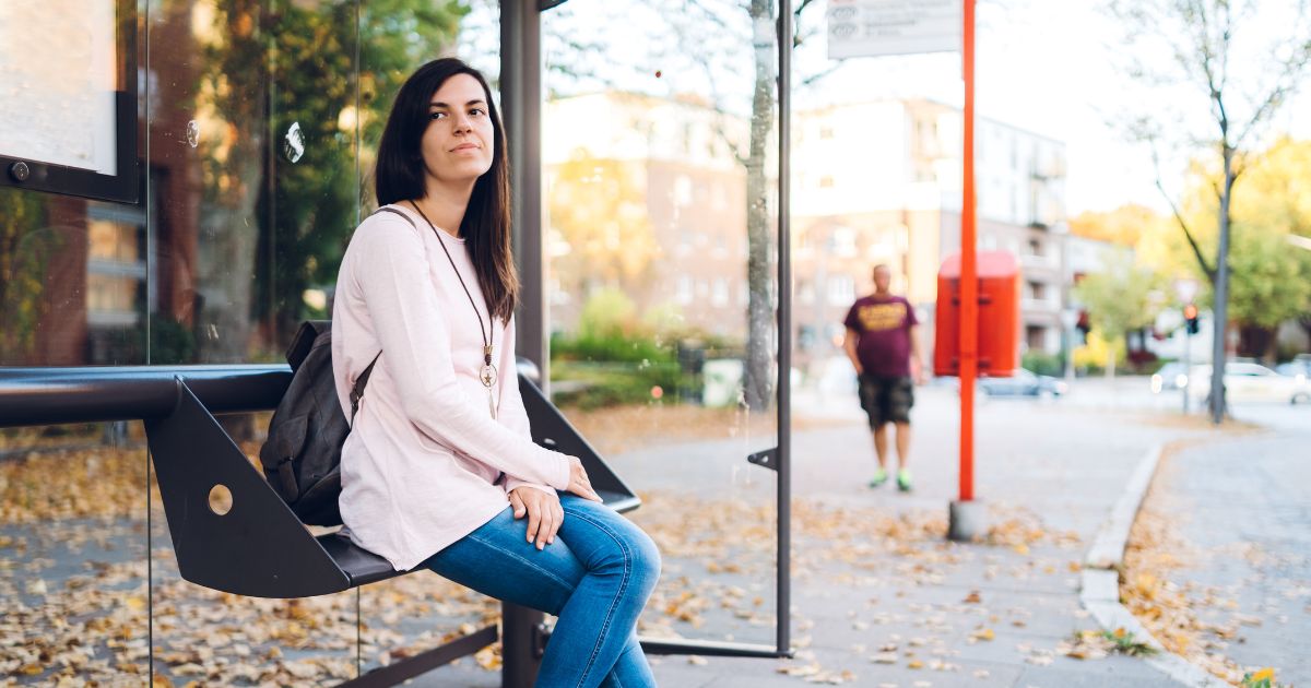 USAGERS QUI attend le bus