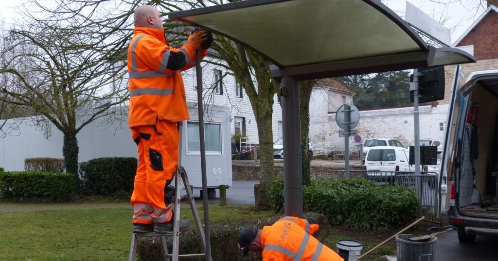 maintenance abribus par urbaneo