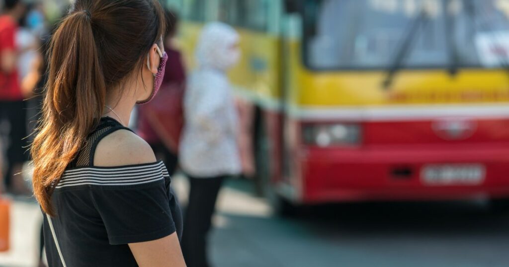femme qui attend que le bus passe