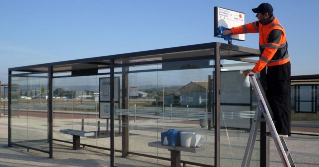 entretien d'abribus de l'éqiupe Urbaneo