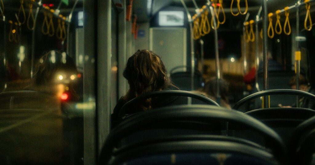 bus qui circule dans une ville