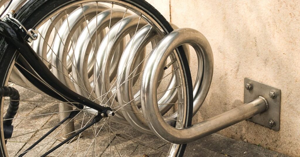 velo accroché sur un rack en ville