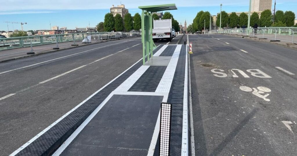 quai bus provisoire intégrant un abribus et une rampe accessibilité PMR