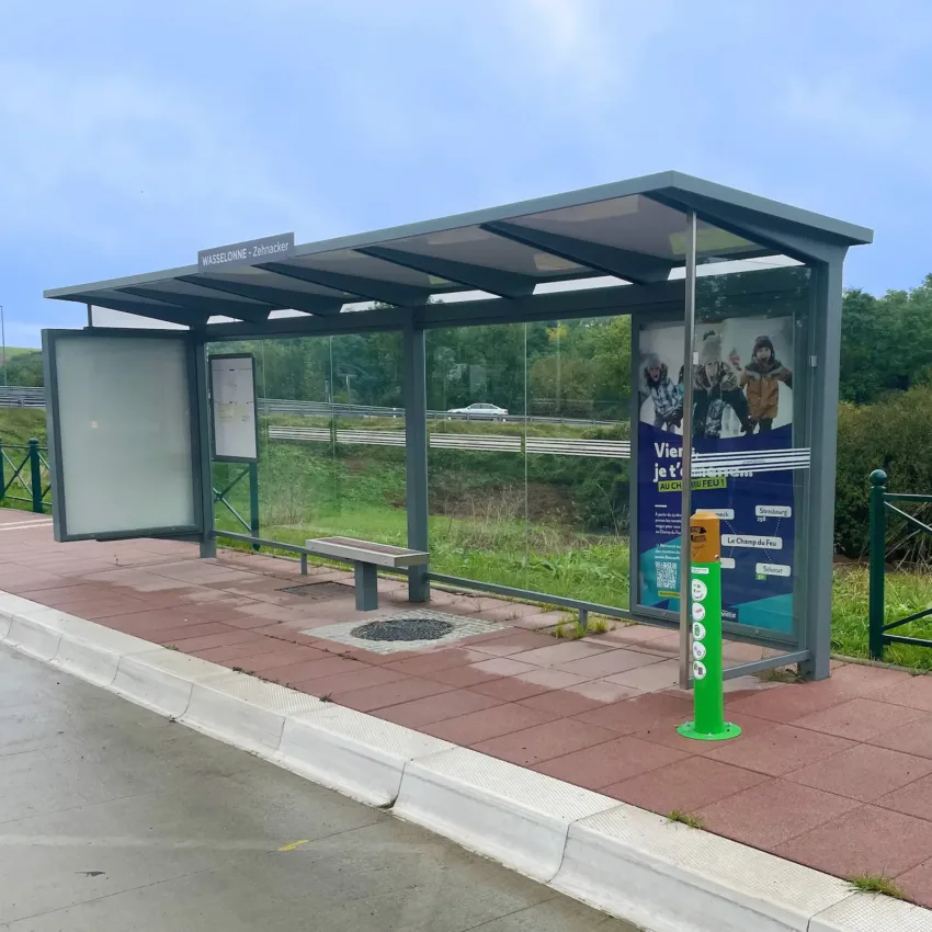 Photo d'un abri HELIOS double équipé de 2 caissons publicitaires région grand est