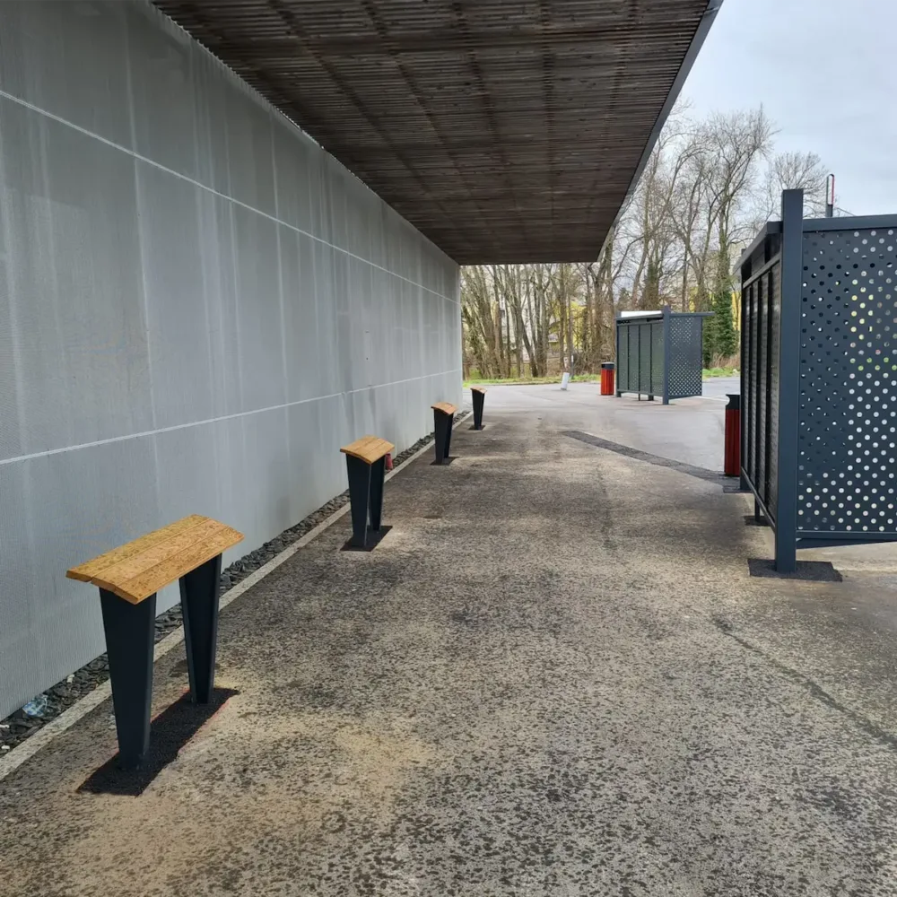 Série de 4 appuis ischiatiques avec assise bois et abribus CIRRUS antivandalisme gare epinay-sur-orge